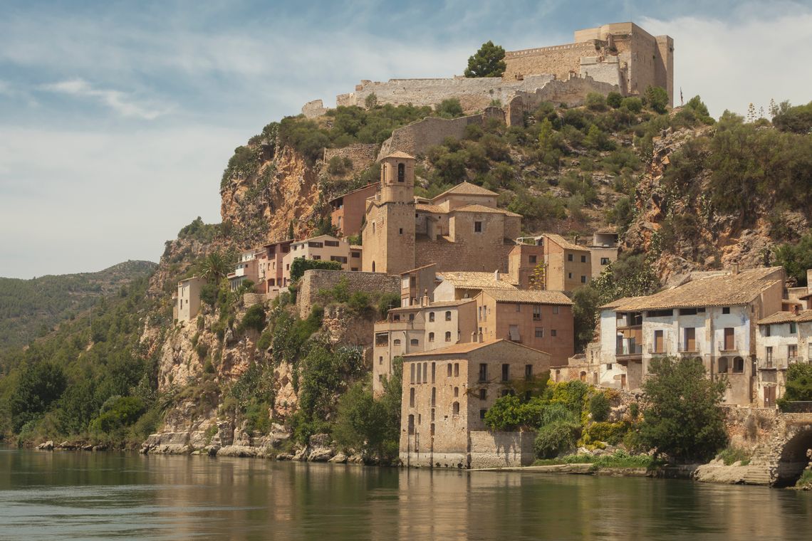 A view of Miravet and its Knights Templar castle from the other side of Ebro's river shore.