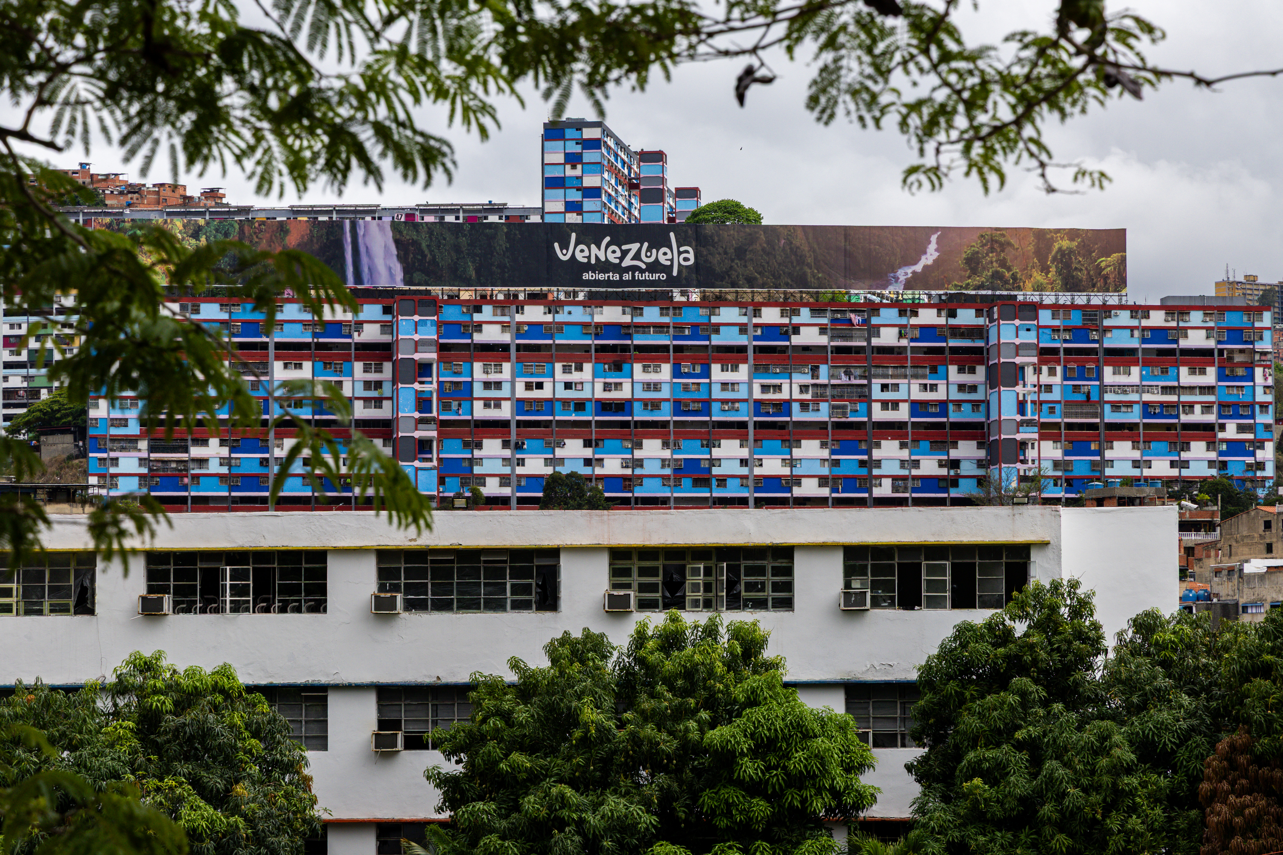 A view of 23 de Enero from Parque del Oeste